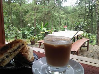 SUNDANESE COFFEE AND LIBRARY