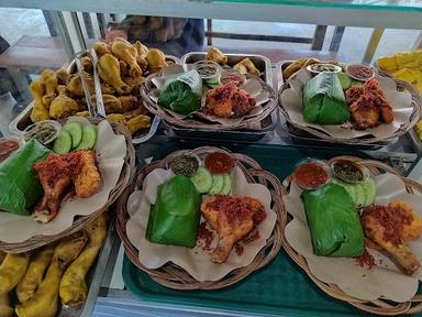 AYAM GORENG & NASI TIMBEL FADILLAH