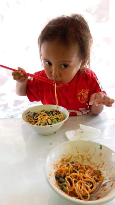 MIE AYAM POJOK LAPANG