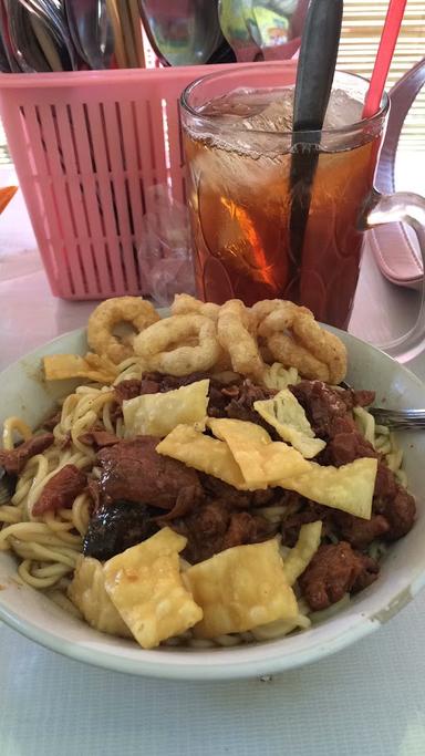 MIE AYAM POJOK LAPANG