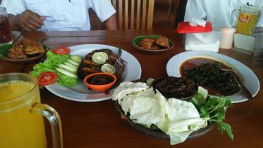 RUMAH MAKAN PELANGI PEDESAAN