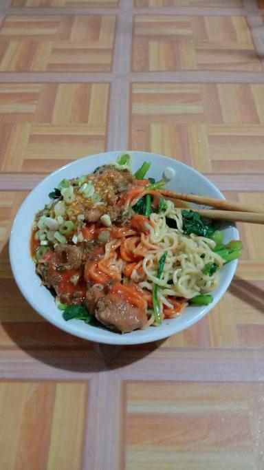 MIE AYAM SEDAP MALAM