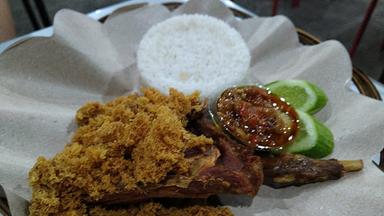 BEBEK GORENG PAK GOMBLOH SARIJADI