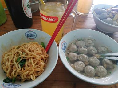 MIE BASO DAN MIE AYAM GOYANG LIDAH