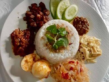 SARAPAN YUUU....,NASI KUNING & NASI UDUK TEH SITI