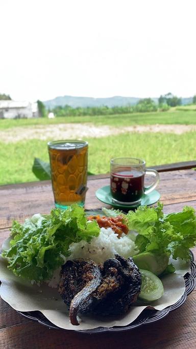 WARUNG NASI BELUT SAMBAL DADAKAN KHAS PUNCAK JONGGOL (SUNDA)