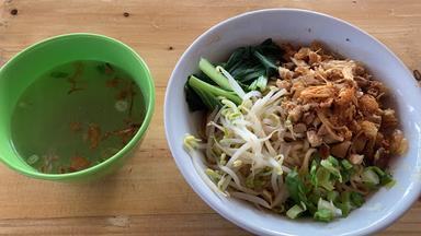 MARTABAK BOZKUE & MIE AYAM KITA