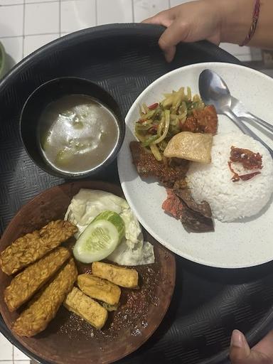 NASI BALUNG TUGU DAN SAMBEL COBEK TUGU