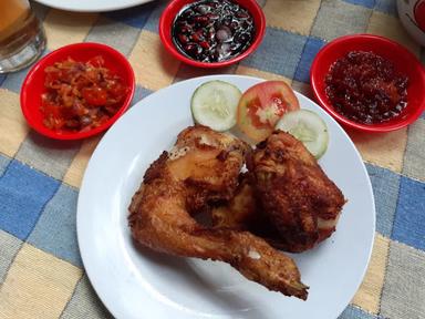 AYAM GORENG DAN NASI GORENG SARIMANIS