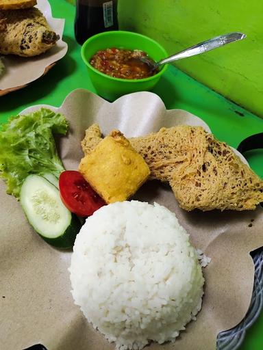 AYAM PENYET & KREMES JUARA BERTAHAN