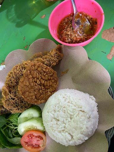 AYAM PENYET & KREMES JUARA BERTAHAN