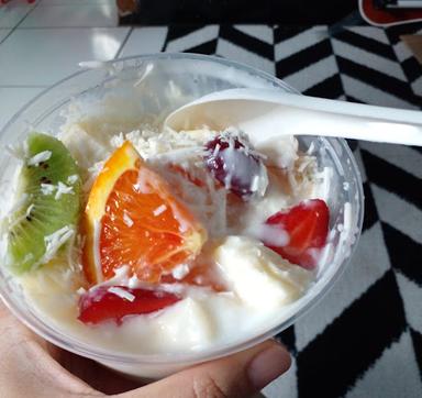 SALAD BUAH YUMMY SARIJADI