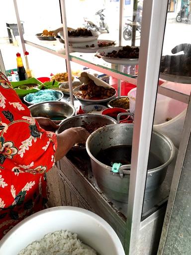 WARUNG IBU MOSIN, WARUNG NASI LAWAR BABI DAN AYAM