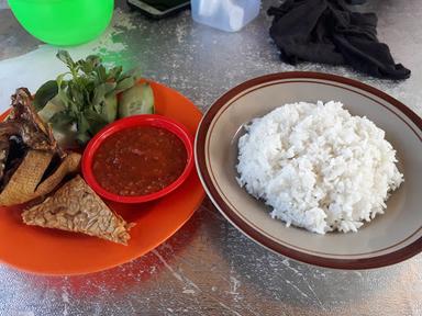 WARUNG MAKAN LALAPAN DAN NASI GORENG SI KEMBAR