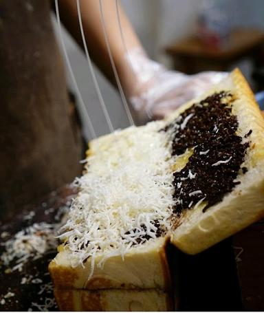 ROTI BAKAR LOPAS VS KEBAB PISANG