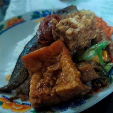 WARUNG NASI CAMPUR MEDOKAN SEMAMPIR 2A