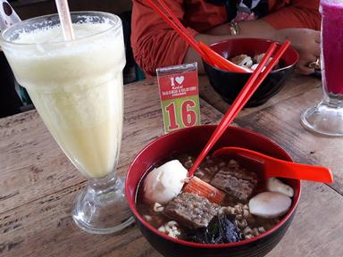 RAJA ES BUAH DAN RATU MIE RAMEN