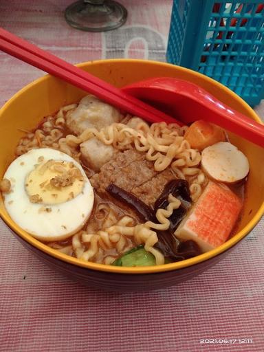 RAJA ES BUAH DAN RATU MIE RAMEN