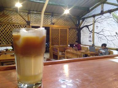 KEDAI TRADISIONAL KOPI&SNACK