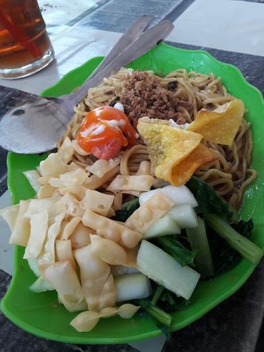 WARUNG MIE HUHA