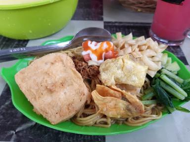 WARUNG MIE HUHA