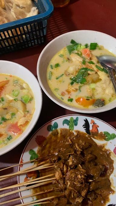 SOP KAKI SAPI & BABAT KHAS JAKARTA PAK IDRIS BANCEUY