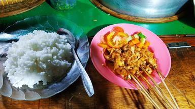 SOTO AYAM DAN SATE MASJAW