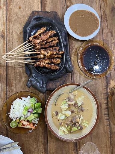 WARUNG SATE SIDAREJA PAK GINO