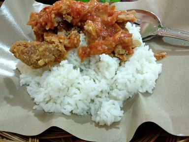 AYAM GEPREK BU ANA SEI RAYA DALAM