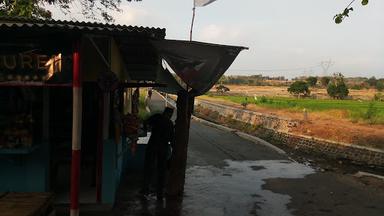 WARUNG POJOK IBU IKAH, MONCONGOS, SUSUKANLEVAK, CIREBON.