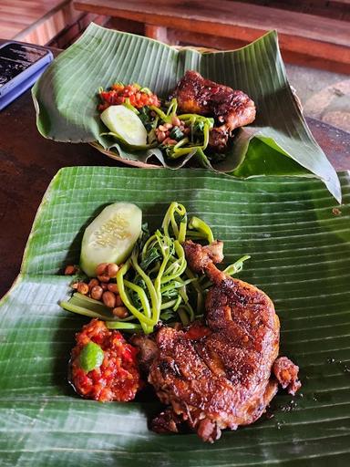 WARUNG AYAM BAKAR IBU LISTYA PENGLIPURAN