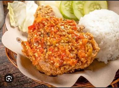 AYAM LALAPAN DAN IKAN DAENG PAJE