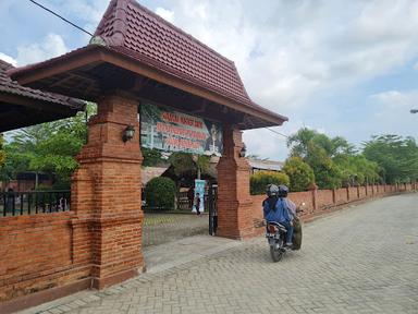 TEMPAT MAKAN BUS GARUDA MAS