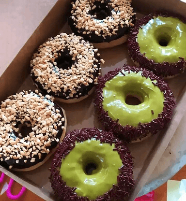 QUEEN DONUTS