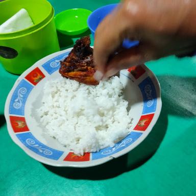 AYAM GORENG PRIYANGAN DAN BATAGOR