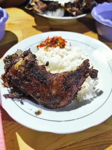 NASI BEBEK HITAM DAN AYAM GORENG CAK SUEB