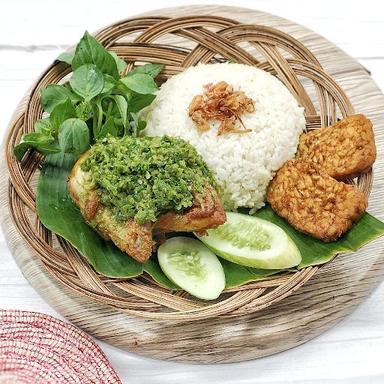 AYAM PENYET SAMBAL IJO DURI PULO