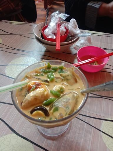 ES CENDOL DURIAN, BAKSO GEPENG, DAN MIE AYAM BU SILVI