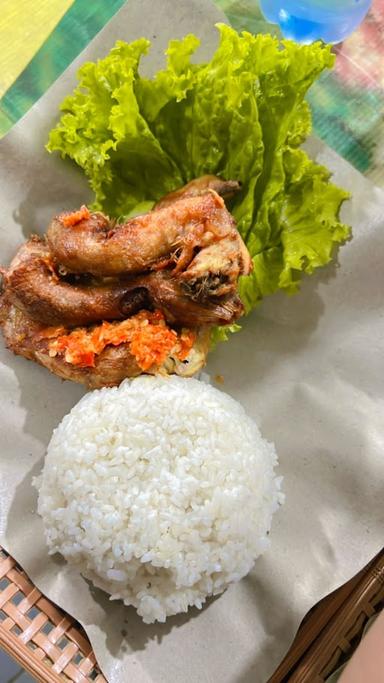 AYAM PENYET BAE