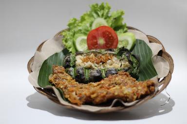 AYAM GEPREK FEMELI (SPESIAL NYAMBEL BAWANG KHAS JOGJA)