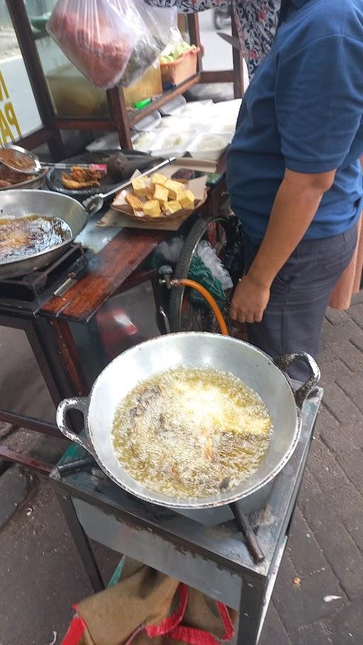 AYAM PENYET PAK BAHAR