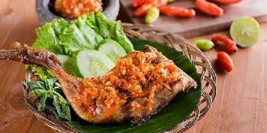 AYAM PENYET SARASWATI