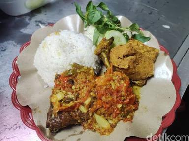 AYAM PENYET SARASWATI