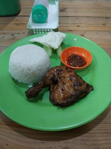 AYAM BAKAR MASMONO DAN MARTABAK MONO'S