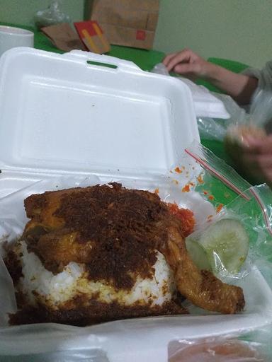 AYAM GORENG DAN MIE AYAM CAHAYA