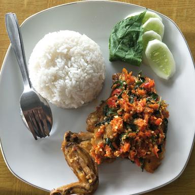 MONICA (SPESIALIS AYAM GORENG & AYAM BAKAR)