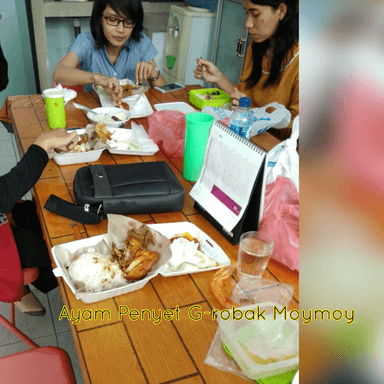 AYAM BAKAR & AYAM GORENG PENYET GROBAK MOY'MOY