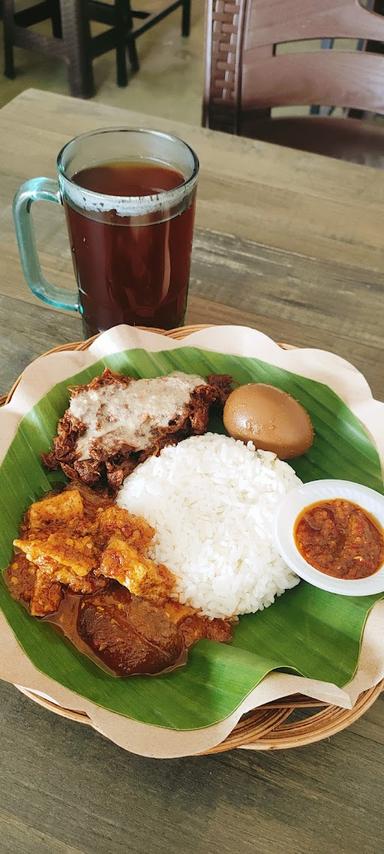 GUDEG YOGYA & LONTONG OPOR AYAM BU DWI