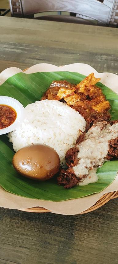 GUDEG YOGYA & LONTONG OPOR AYAM BU DWI