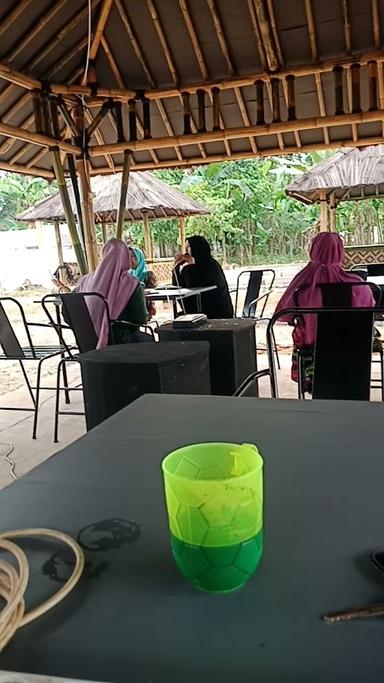 RUMAH MAKAN SAUNG TUMARITIS